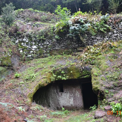 Foto nº8. Cuevas y bancales: patrimonio agroganadero de Anaga.  © Lidia E. Romero Martín.  